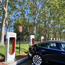 Tesla Supercharger - Windsor - Beautiful location close to shopping & food .