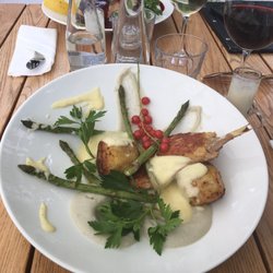 Solna 12 - Supreme of guinea fowl served on fondant potatoes, roasted asparagus, Jerusalem artichoke purée, Hollandaise sauce. Just delicious!!!