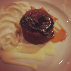 Grand Casino du Havre - Fondant au chocolat, avec sa chantilly, sa crème anglaise et son caramel beurre salé.