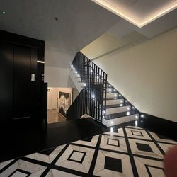 Hotel Regina - Section of Lobby/elevator