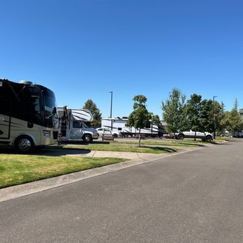 Olde Stone Village - RV Parks Near Me - McMinnville, Oregon