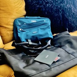Tumi - Moi Dr Chef bag & matching makeup bag in turquoise green, Carryall in Black. That's how I travel Tumi OuiOui.