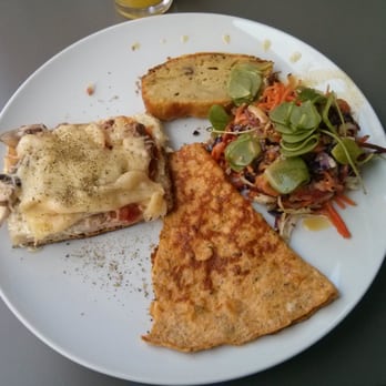 Lula - Omelette dont seule Lula connait le secret, cake salé de saison, salade de crudités et focaccia gratinée - Vegetarian Near Me - Paris, 75 Lula - Omelette dont seule Lula connait le secret, cake salé de saison, salade de crudités et focaccia gratinée - Vegetarian Near Me - Paris, 75