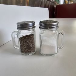 Mo Nina's Filipino Restaurant - Cute looking salt and pepper shakers