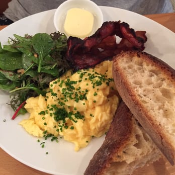 Holybelly 19 - Scrambled eggs, bacon, sourdough with spinach leaves - Breakfast & Brunch Near Me - Paris, 75 Holybelly 19 - Scrambled eggs, bacon, sourdough with spinach leaves - Breakfast & Brunch Near Me - Paris, 75
