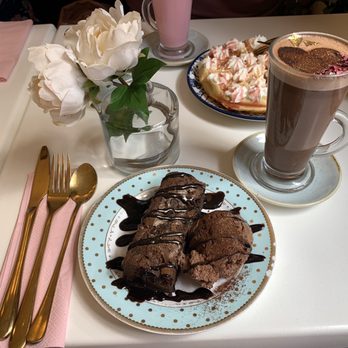 Saint Aymes - Brownie, ice cream, hot cocoa and a latte - Venues & Event Spaces Near Me - London, XGL