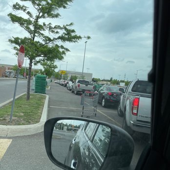 Canadian Tire - Line up for curb side pick up - Department Stores Near Me - Brampton, Ontario