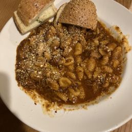 Cavatelli pasta with ragu & garlic bread
