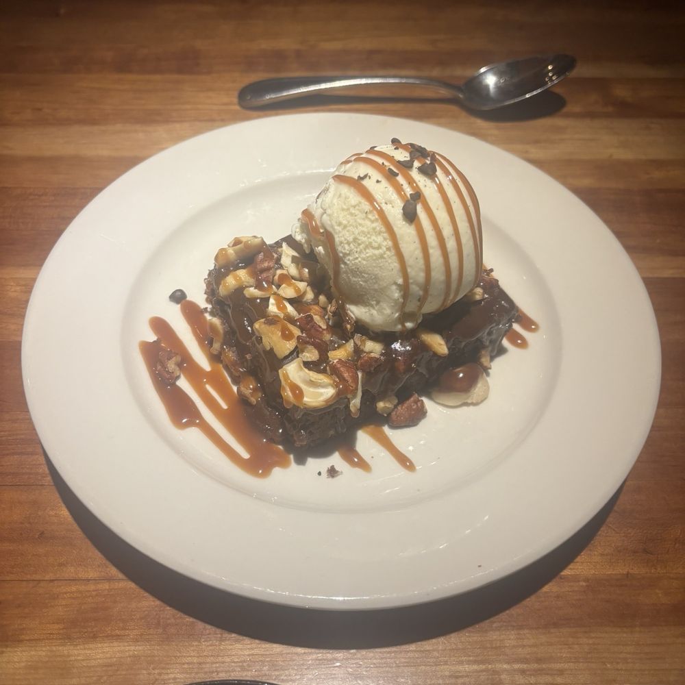Houston's Restaurant - Warm Five Nut Brownie - New American Near Me - Irvine, California