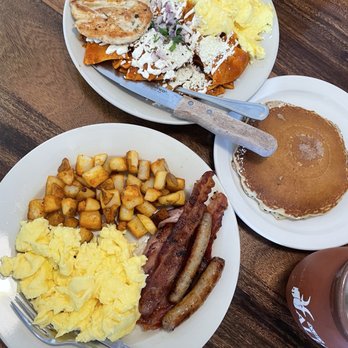 JK Jalisco’s Kitchen - Chilaquiles con pollo, JK Breakfast, y agua fresca de piña y Jamaica - Breakfast & Brunch Near Me - Moreno Valley, California