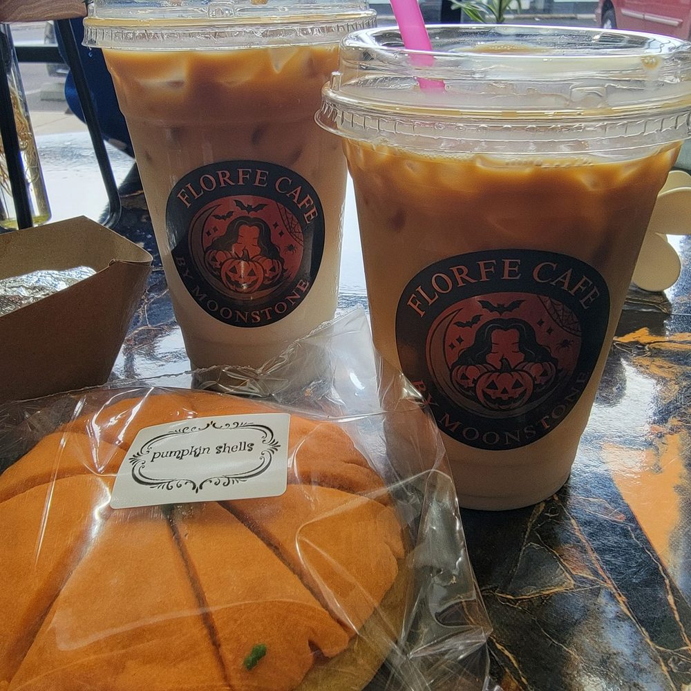 Florfe Cafe - Vanilla Bloom, Helenium, and "Pumpkin Shell" (really a pumpkin flavored and designed concha) - Cafes Near Me - Salem, Oregon