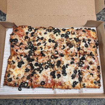 Jet's Pizza - Grilled chicken and black olive. - Pizza Near Me - Monroe, Michigan Jet's Pizza - Grilled chicken and black olive. - Pizza Near Me - Monroe, Michigan