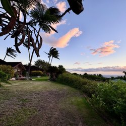 Ho'oilo House - Front of house overlooking ocean