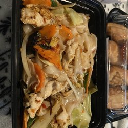 Charm Thai Kitchen - Spicy chicken Kee Maow