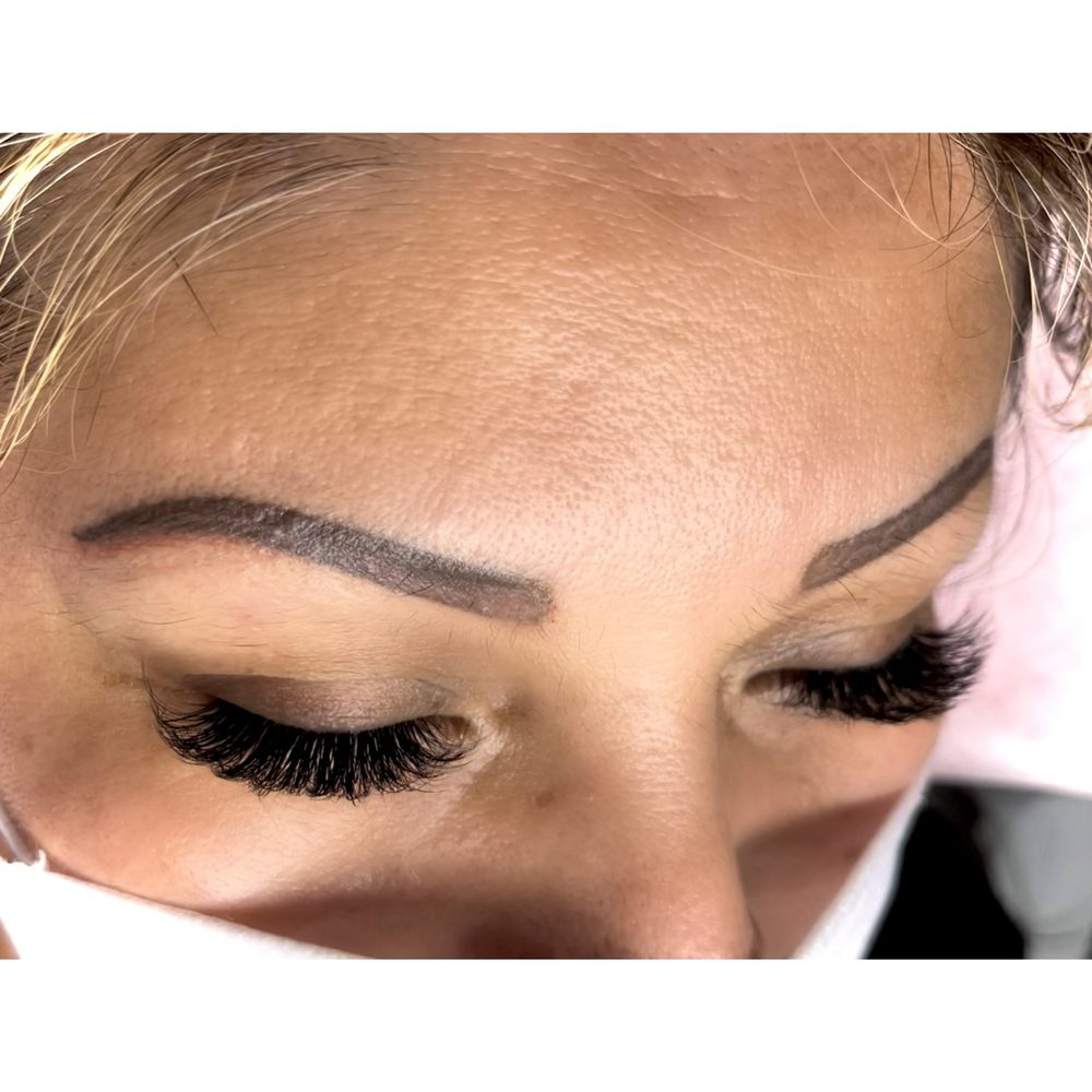 Di Eyelash Extensions Logo