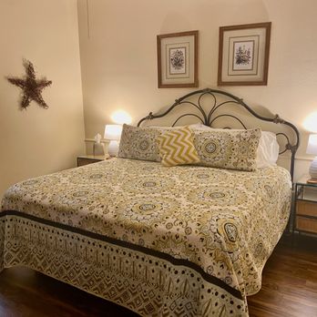 Comal Inn - Texas cottage - bedroom #1 - Hotels Near Me - New Braunfels, Texas
