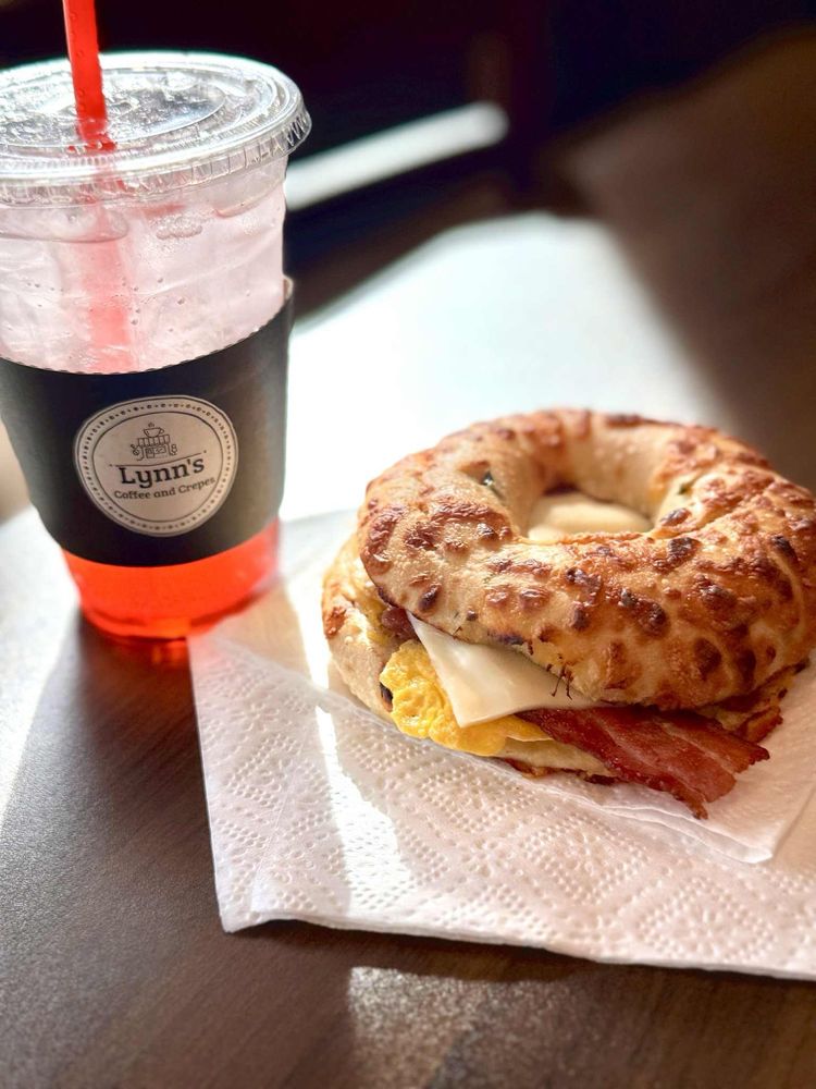 Lynn's Coffee and Crepes Logo