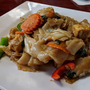 Topaz Thai Restaurant - Spicy Basil noodles - Thai Near Me - Belleville, New Jersey