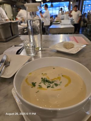 迷路小章魚餐酒館（星期三固定店休日，餐廳低消大人每人NT500+10%、沒有附設及配合的停車場，要自行找停車位唷！室內座位區無法攜帶寵物，「室外」座位區「可以」跟寵物一起，店休時可私訊臉書訂位） by null