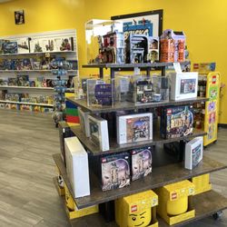 Bricks & Minifigs - Used sets on display