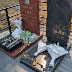 Bruce Lee and Brandon Lee Gravesite - Bruce and Brandon lee, RIP