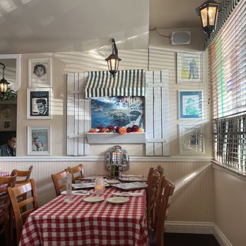 O' Sole Mio Restaurant -  table with a red and white checkered tablecloth - Pizza Near Me - Millbrae, California