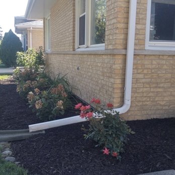 Lunar Landscaping - Landscaping around front flower bed - Lawn Services Near Me - Des Plaines, Illinois