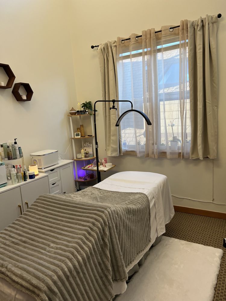 Shine beauty studio Logo