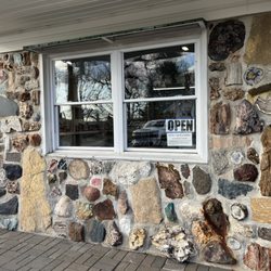 Hinshaw Rock'n Gems - Unique Storefront