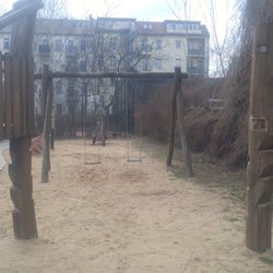 Spielplatz - Türme und Schaukel
