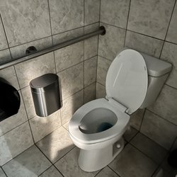 The Crescent Lounge - Clean bathrooms