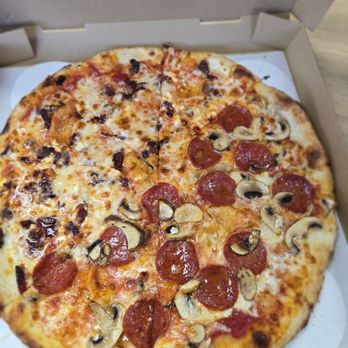 Share Pizza - Did a half pie..pepperoni mushroom amd Mediterranean amazing like being in italy. - Pizza Near Me - Alameda, California