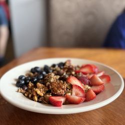 Café Eclectic - Housemade vegan cinnamon oatmeal topped with housemade granola and fresh berries.