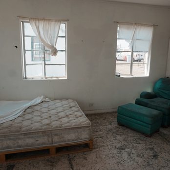Roy's Motel & Cafe - Motel room - Gas Stations Near Me - Amboy, California