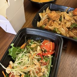 Papaya salad, drunken noodles with tofu, red curry with tofu