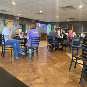 Taylor's Stateline - Dining room is nice and clean but the drop ceilings are a bit low. - Restaurants Near Me - Neelyville, Missouri