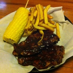 Applebee's Grill + Bar - Costillas de puerco, papas fritas y elote