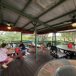 Peace River Seafood & Crab Shack - Outdoor dining area