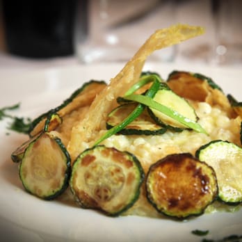 La Famiglia - Délicieux risotto aux courgettes et tuile de parmesan - Italian Near Me - Paris, 75 La Famiglia - Délicieux risotto aux courgettes et tuile de parmesan - Italian Near Me - Paris, 75