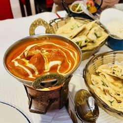 Royal Spice Restaurante - Chicken tikka masala and garlic naan