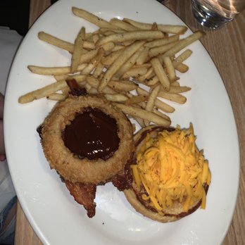 Doc B's Restaurant + Bar - Backyard Burger - New American Near Me - Chicago, Illinois