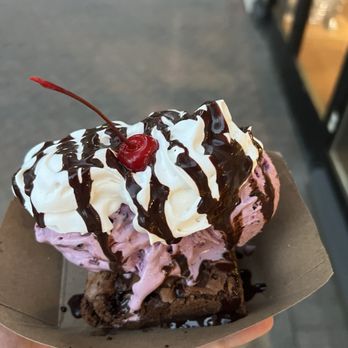 Nicecream - Brownie sundae with blackberry ice cream - Ice Cream & Frozen Yogurt Near Me - Arlington, Virginia