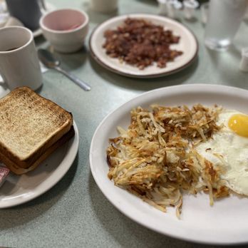 Goldy's Grill - Corned beef hash and eggs - American Near Me - Park Ridge, Illinois Goldy's Grill - Corned beef hash and eggs - American Near Me - Park Ridge, Illinois