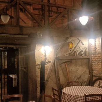 Beda House - Una sala interna - Pubs Near Me - Milan, Michigan Beda House - Una sala interna - Pubs Near Me - Milan, Michigan