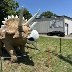 Bills Old Bike Barn - Dinosaur statues at driveway