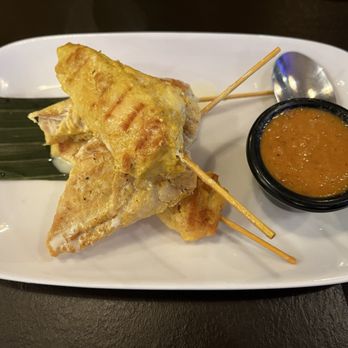 Isaan Der - Thai Kitchen & Bar - Sautéed chicken with fresh made peanut sauce - Thai Near Me - Toronto, Ontario