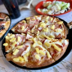 Pizza Caboose - Trestle Pizza (Canadian Bacon & Pineapple)