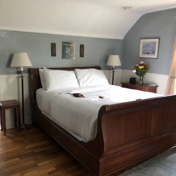 Wild Goose Inn - Queen size bed - Hotels Near Me - East Lansing, Michigan Wild Goose Inn - Queen size bed - Hotels Near Me - East Lansing, Michigan