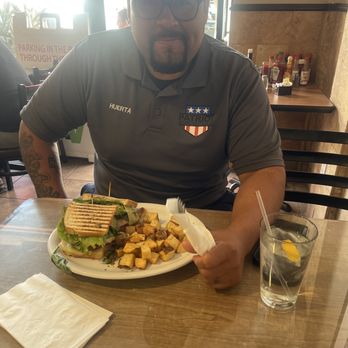 V Boulevard Cafe - Coffee & Tea Near Me - Glendale, California