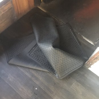 Earl's BBQ - Why is this even near the dining area....why would us customers want to eat near a dirty rug. - Donuts Near Me - Chicago, Illinois Earl's BBQ - Why is this even near the dining area....why would us customers want to eat near a dirty rug. - Donuts Near Me - Chicago, Illinois
